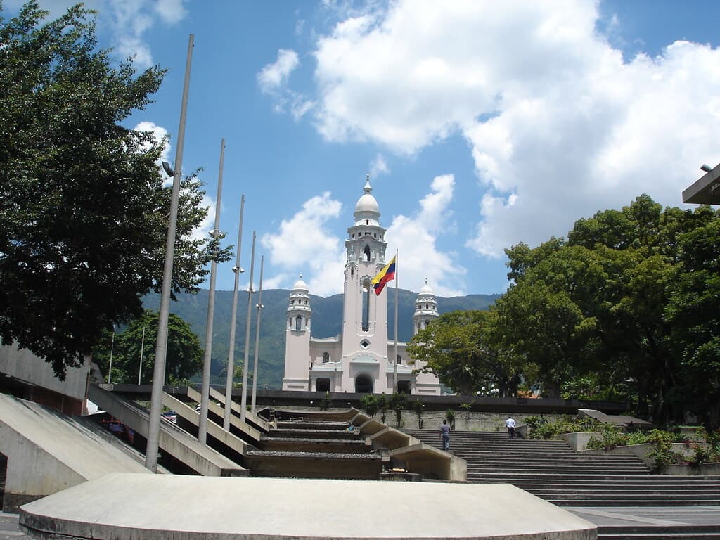 Plaza con bandera venezolana